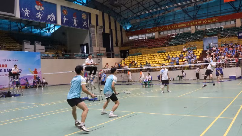 Các vận động viên thi đấu môn cầu lông.