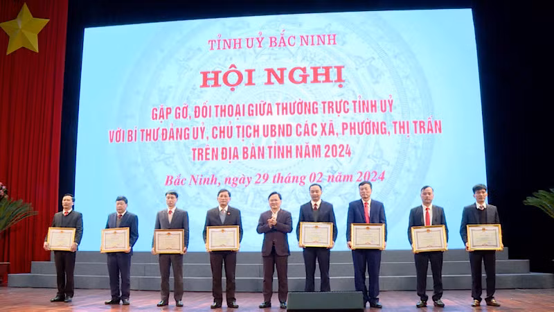Bí thư Tỉnh ủy Bắc Ninh trao Bằng khen tặng các cá nhân có thành tích công tác xuất sắc trong năm 2023