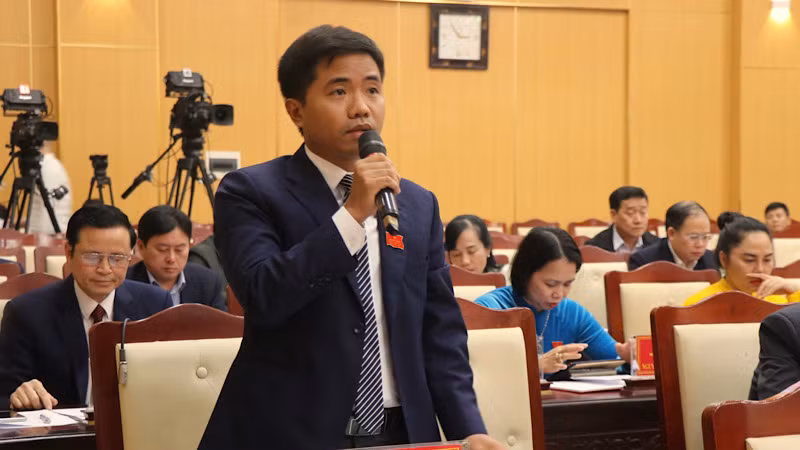 Đại biểu tiến hành chất vấn.
