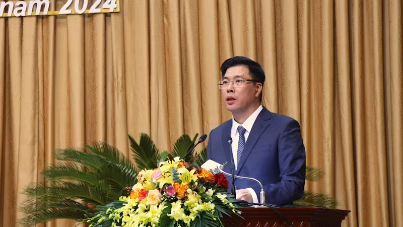 Giám đốc Bảo hiểm xã hội tỉnh Bắc Ninh Hồ Minh Thế trả lời chất vấn.