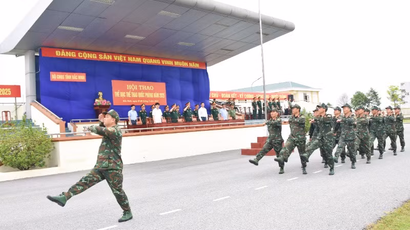 Các vận động viên diễu hành qua lễ đài.