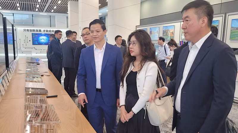 Đoàn công tác tỉnh Bắc Ninh tham quan nhà máy của Tập đoàn.