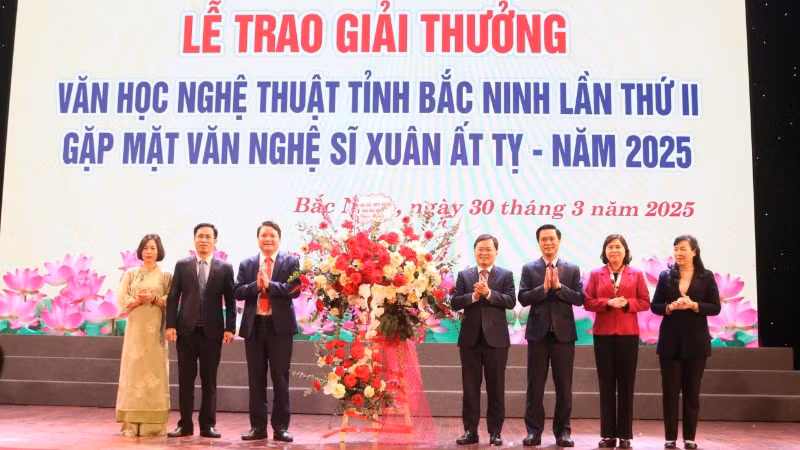 Các đồng chí lãnh đạo tỉnh Bắc Ninh tặng hoa chúc mừng Hội Văn học nghệ thuật tỉnh.