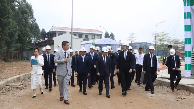 Các đại biểu tham quan nhà máy.