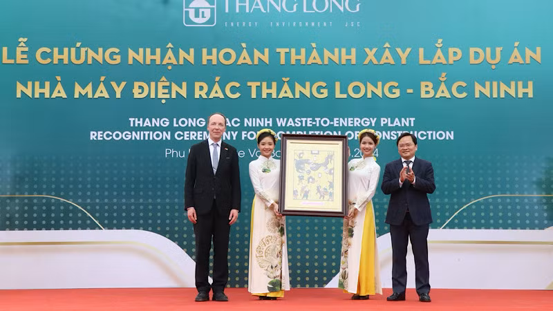Bí thư Tỉnh ủy Nguyễn Anh Tuấn tặng Ngài Chủ tịch Quốc hội Phần Lan bức tranh Đông Hồ.