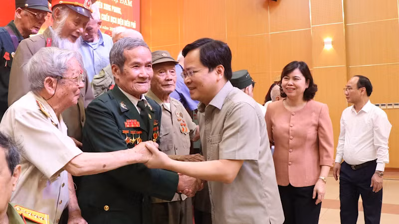 Bí thư Tỉnh ủy Bắc Ninh ân cần thăm hỏi, động viên các chiến sĩ Điện Biên, thanh niên xung phong, dân công hỏa tuyến trực tiếp tham gia Chiến dịch Điện Biên Phủ. 