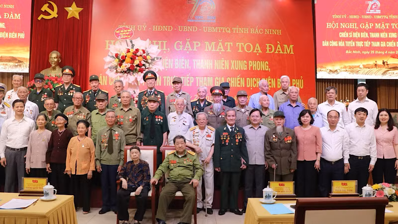 Các đại biểu tham dự Chương trình chụp ảnh kỷ niệm. Các đại biểu tham dự Chương trình chụp ảnh kỷ niệm.