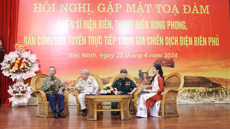 Các đại biểu tham dự tọa đàm. Các đại biểu tham dự tọa đàm.