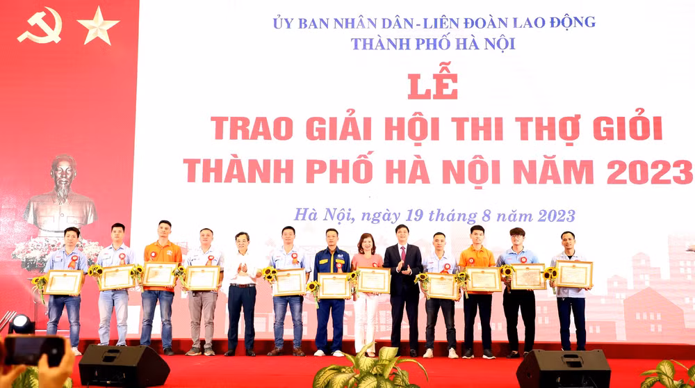Đồng chí Ngọ Duy Hiểu trao giải Nhất tới các thí sinh xuất sắc. Đồng chí Ngọ Duy Hiểu trao giải Nhất tới các thí sinh xuất sắc.