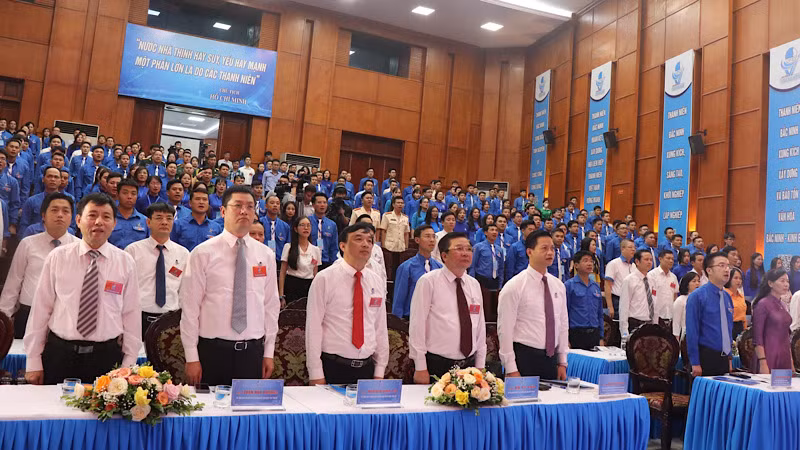 Các đại biểu làm lễ Chào cờ. Các đại biểu làm lễ Chào cờ.