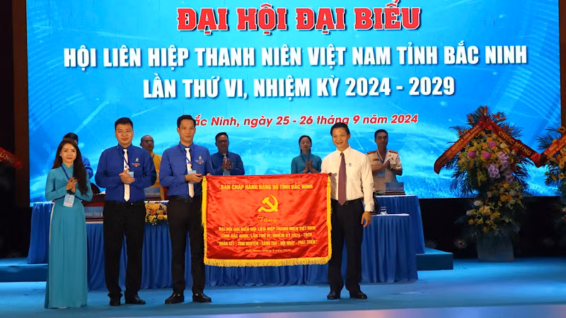 Thay mặt Ban Chấp hành Đảng bộ tỉnh, đồng chí Vương Quốc Tuấn, Ủy viên Dự khuyết Trung ương Đảng, Phó Bí thư Tỉnh ủy, Chủ tịch Ủy ban nhân dân tỉnh Bắc NInh trao tặng Đại hội bức trướng. Thay mặt Ban Chấp hành Đảng bộ tỉnh, đồng chí Vương Quốc Tuấn, Ủy viên Dự khuyết Trung ương Đảng, Phó Bí thư Tỉnh ủy, Chủ tịch Ủy ban nhân dân tỉnh Bắc NInh trao tặng Đại hội bức trướng.