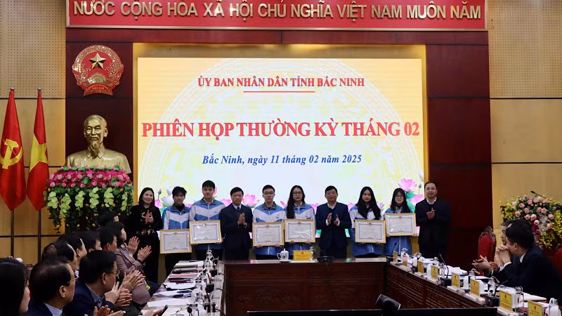 Lãnh đạo tỉnh trao Bằng khen tặng các em học sinh. Lãnh đạo tỉnh trao Bằng khen tặng các em học sinh.