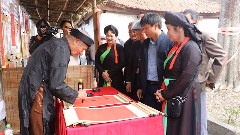 Các đại biểu tham quan các gian trình diễn thư pháp.