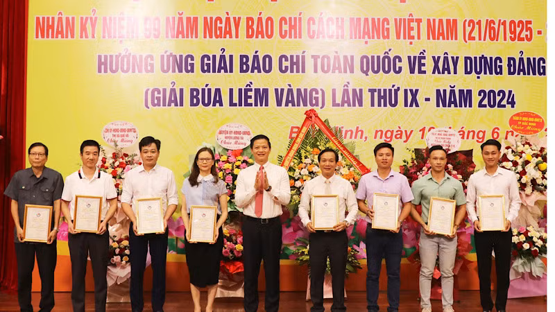 Các tác giả đạt giải Nhất Giải Báo chí Ngô Gia Tự.