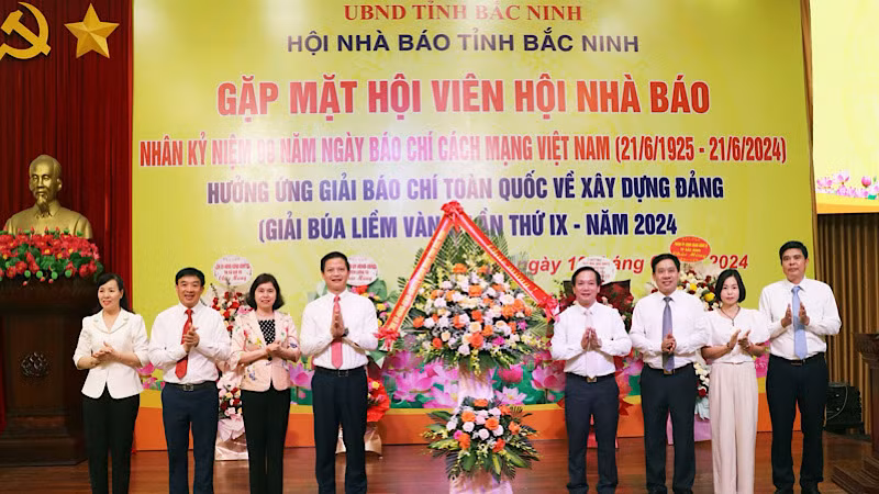 Các đồng chí lãnh đạo tỉnh tặng hoa chúc mừng Hội Nhà báo tỉnh nhân kỷ niệm Ngày Báo chí cách mạng Việt Nam.