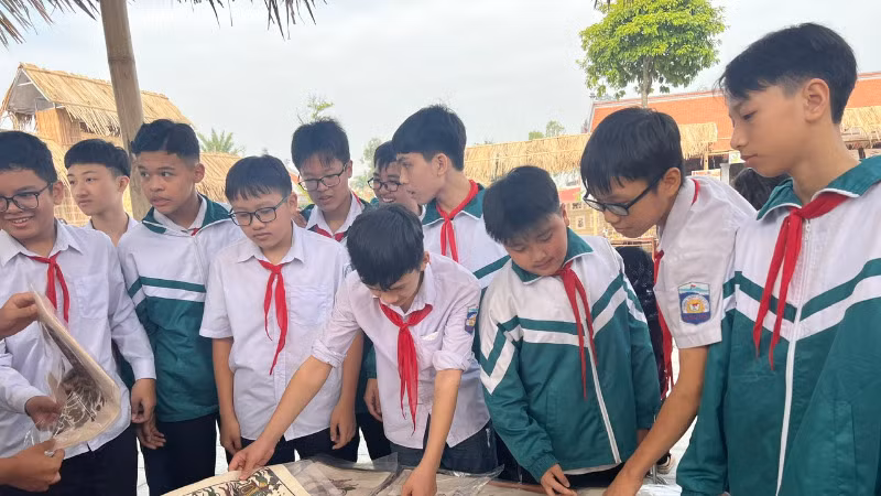 Các bạn nhỏ Bắc Ninh trong một buổi trải nghiệm chợ tranh.