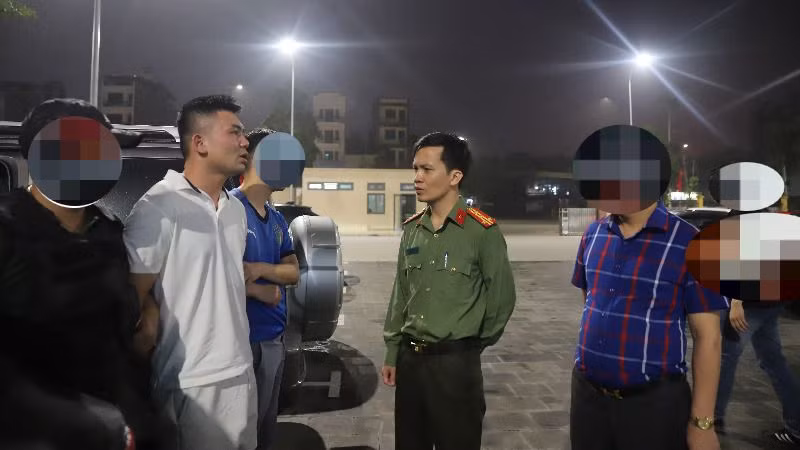 Đại tá Bùi Duy Hưng, Giám đốc Công an tỉnh Bắc Ninh chỉ đạo vây bắt đối tượng tại hiện trường.