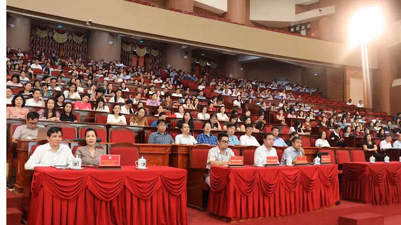 Gần 1.000 đại biểu tham dự hội nghị huấn truyền thông về giáo dục và đào tạo.