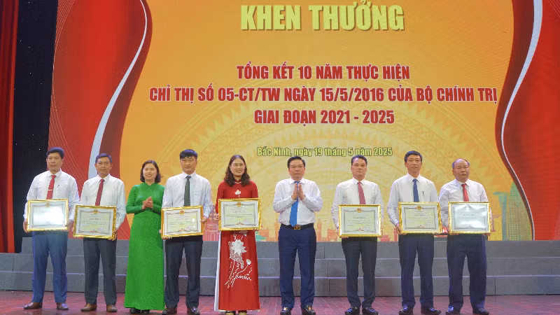 Các tập thể vinh dự được tặng Bằng khen của Chủ tịch Ủy ban nhân dân tỉnh.