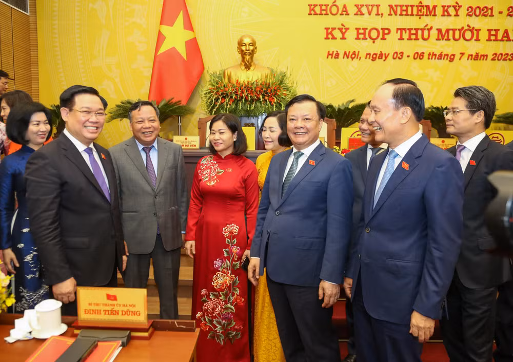 Chủ tịch Quốc hội Vương Đình Huệ với các đại biểu dự phiên khai mạc Hội đồng nhân dân thành phố Hà Nội sáng 3/7. (Ảnh: Duy Linh)