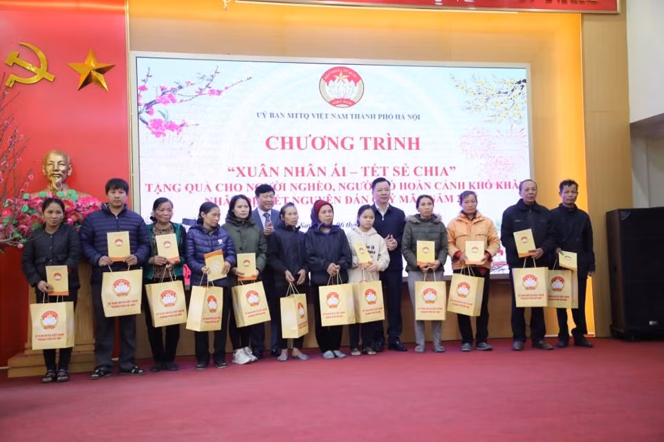 Nhiều phần quà ý nghĩa được trao tặng tại Chương trình “Xuân nhân ái - Tết sẻ chia”.