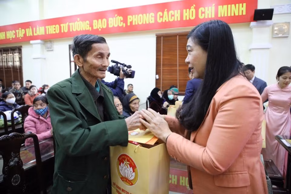 Lãnh đạo Mặt trận Tổ quốc thành phố Hà Nội trao quà tặng gia đình khó khăn trên địa bàn huyện Sóc Sơn. Lãnh đạo Mặt trận Tổ quốc thành phố Hà Nội trao quà tặng gia đình khó khăn trên địa bàn huyện Sóc Sơn.