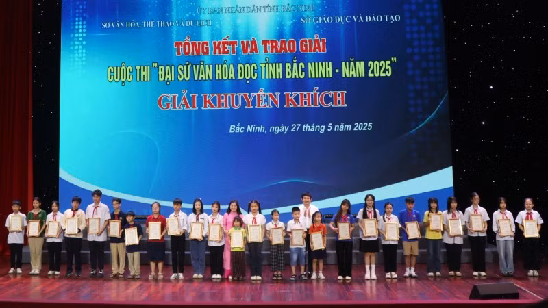 Ban Tổ chức trao giải Khuyến khích tặng các thí sinh. Ban Tổ chức trao giải Khuyến khích tặng các thí sinh.