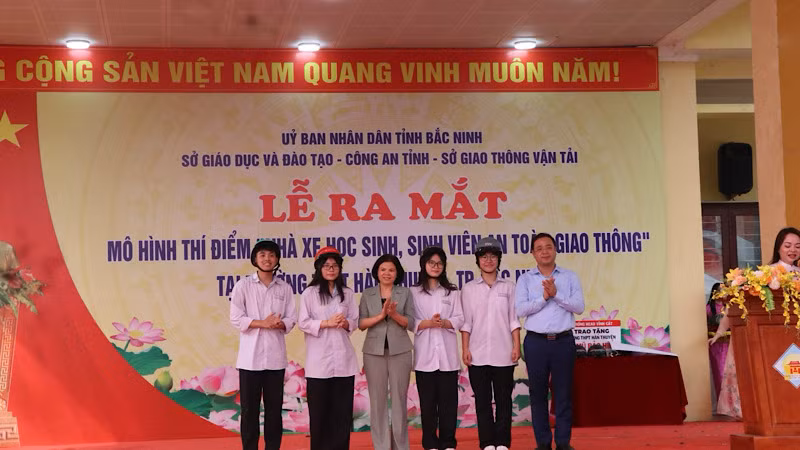 Ra mắt mô hình thí điểm "Nhà xe học sinh, sinh viên an toàn giao thông" tại trường Trung học Phổ thông Hàn Thuyên.