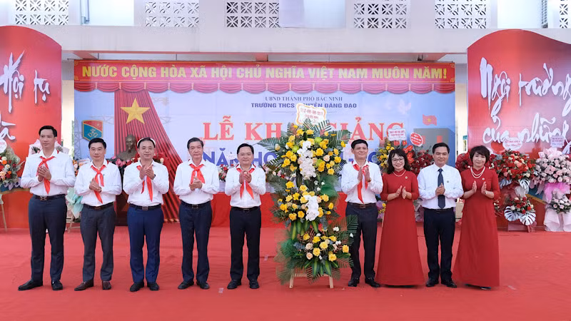 Bí thư Tỉnh ủy Bắc Ninh tặng hoa, chúc thầy và trò Trường Trung học cơ sở Nguyễn Đăng Đạo sẽ hoàn thành xuất sắc nhiệm vụ năm học 2024-2025, xứng với truyền thống quê hương và bề dày truyền thống thi đua “2 tốt”.