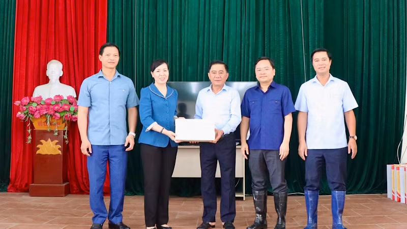 Đồng chí Trần Cẩm Tú trao hỗ trợ 3,2 tỷ đồng để địa phương và nhân dân Bắc Ninh khắc phục hậu quả bão lũ. Đồng chí Trần Cẩm Tú trao hỗ trợ 3,2 tỷ đồng để địa phương và nhân dân Bắc Ninh khắc phục hậu quả bão lũ.