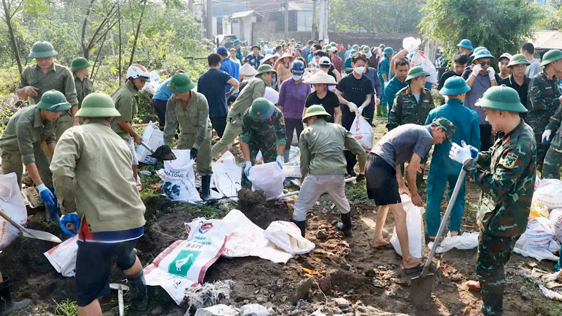 Các lực lượng của Bắc Ninh chung sức, đồng lòng khắc phục sự cố tại tuyến đê Ngũ Huyện Khê (xã Dục Tú, huyện Đông Anh, thành phố Hà Nội) tiếp giáp phường Châu Khê, thành phố Từ Sơn.