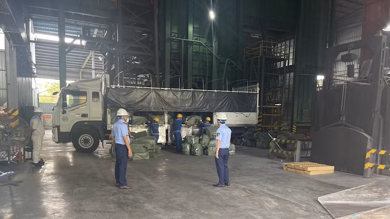 Các lực lượng chức năng kiểm tra vi phạm. Các lực lượng chức năng kiểm tra vi phạm.