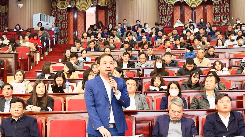 Giám đốc Sở Giáo dục và Đào tạo Bắc Ninh trả lời tại buổi đối thoại.