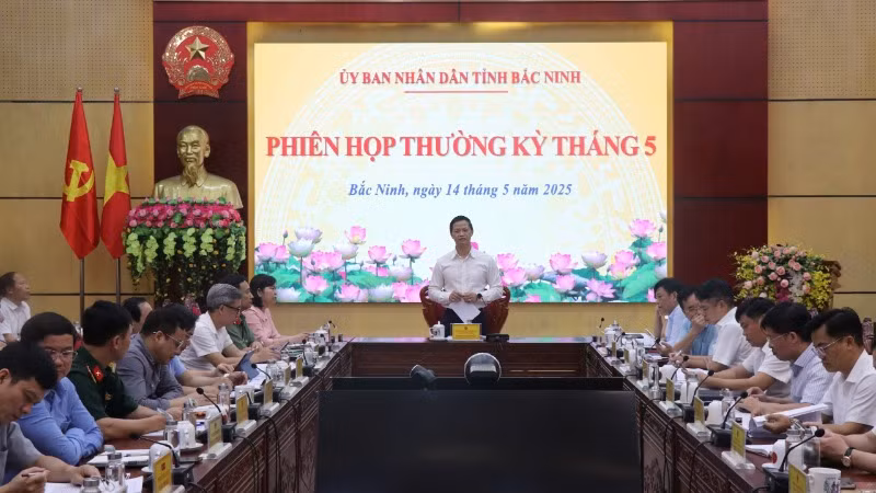 Chủ tịch Ủy ban nhân dân tỉnh Bắc Ninh Vương Quốc Tuấn chúc mừng thành tích đặc biệt xuất sắc của em Nguyễn Công Vinh, Trường trung học phổ thông Chuyên Bắc Ninh và ngành giáo dục tỉnh. Chủ tịch Ủy ban nhân dân tỉnh Bắc Ninh Vương Quốc Tuấn chúc mừng thành tích đặc biệt xuất sắc của em Nguyễn Công Vinh, Trường trung học phổ thông Chuyên Bắc Ninh và ngành giáo dục tỉnh.