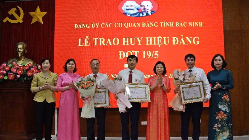 Lễ trao tặng Huy hiệu Đảng tại Đảng ủy Các cơ quan Đảng tỉnh Bắc Ninh.