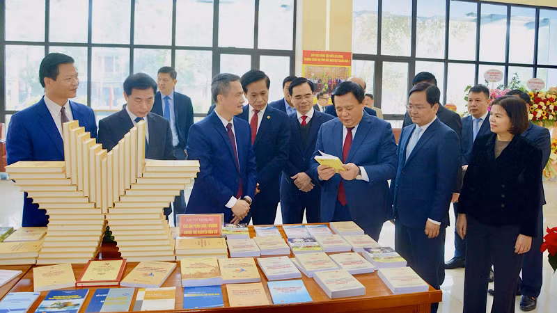 Đồng chí Nguyễn Xuân Thắng cùng các đồng chí lãnh đạo Học viện, lãnh đạo tỉnh Bắc Ninh thăm trưng bày sách tại buổi lễ.