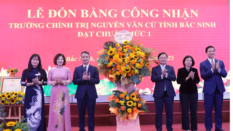 Lãnh đạo tỉnh Bắc Ninh tặng hoa chúc mừng Trường Chính trị Nguyễn Văn Cừ đón Bằng công nhận đạt chuẩn mức 1.