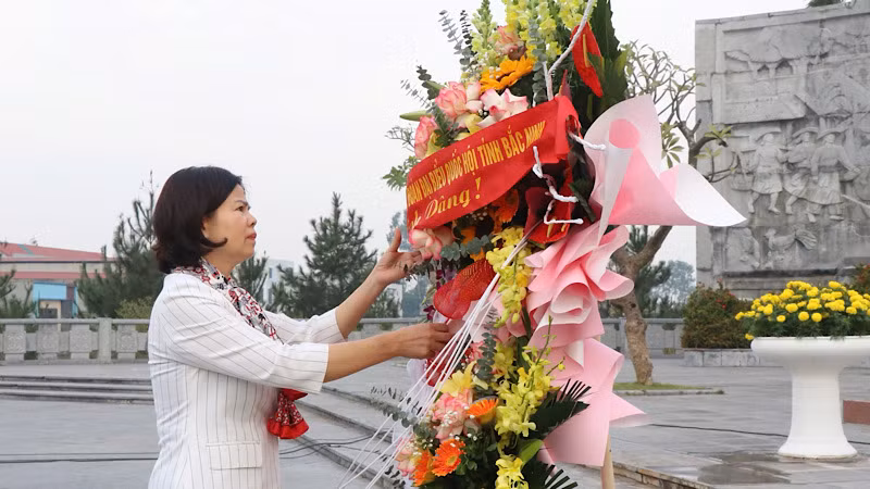 Đồng chí Nguyễn Hương Giang, Phó Bí thư Thường trực Tỉnh ủy, Chủ tịch Hội đồng nhân dân tỉnh Bắc Ninh dâng hoa tại tượng đài đồng chí Ngô Gia Tự.