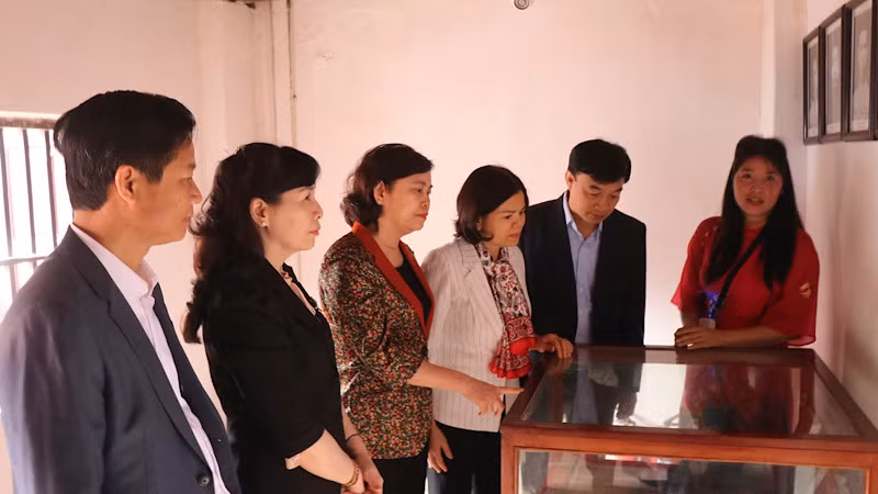 Các đại biểu tham quan Nhà lưu niệm đồng chí Ngô Gia Tự.