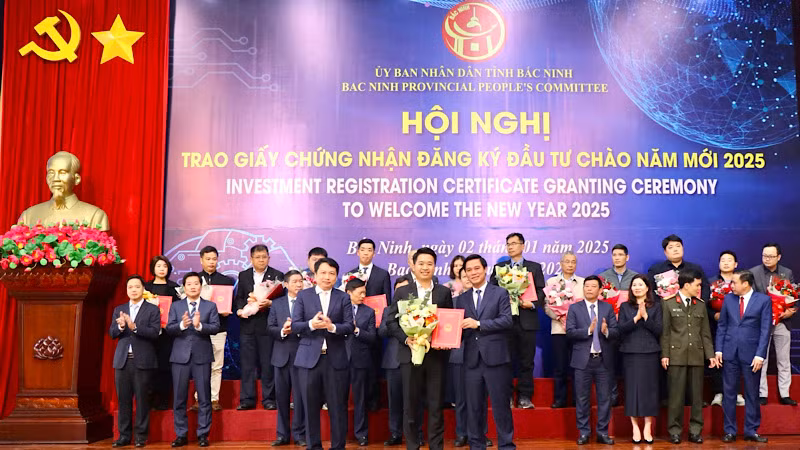 18 doanh nghiệp được trao Giấy chứng nhận đăng ký đầu tư, quyết định chấp thuận chủ trương đầu tư dịp này.