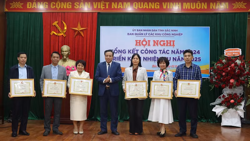 Nhiều tập thể, cá nhân được khen thưởng dịp này. Nhiều tập thể, cá nhân được khen thưởng dịp này.