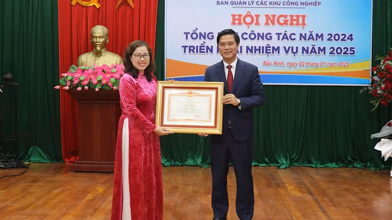Thừa ủy quyền, đồng chí Lê Xuân Lợi Bằng trao Bằng khen của Thủ tướng Chính phủ tặng cá nhân có nhiều thành tích trong công tác từ năm 2019-2023. Thừa ủy quyền, đồng chí Lê Xuân Lợi Bằng trao Bằng khen của Thủ tướng Chính phủ tặng cá nhân có nhiều thành tích trong công tác từ năm 2019-2023.