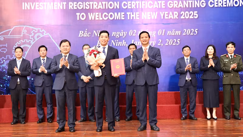Lãnh đạo tỉnh Bắc Ninh trao Giấy chứng nhận Đầu tư tới các doanh nghiệp.