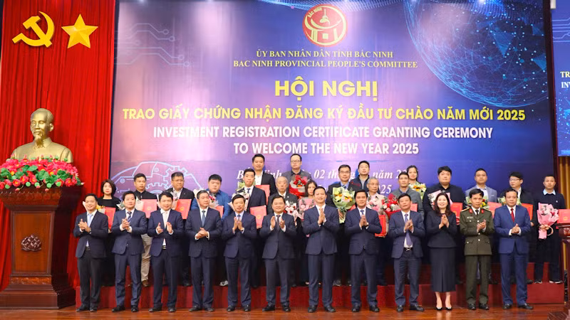 Lãnh đạo tỉnh Bắc Ninh, các đại biểu cùng các nhà đầu tư chụp ảnh kỷ niệm.