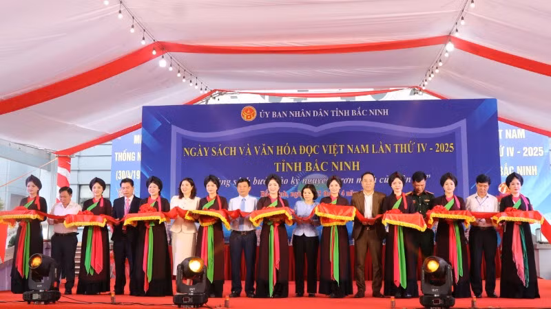 Các đại biểu cắt băng khai mạc Ngày sách và Văn hóa đọc Việt Nam lần thứ 4 tại Bắc Ninh.