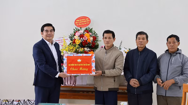 Mặt trận Tổ quốc tỉnh thăm, tặng quà tại giáo xứ Nam Viên, Lạc Vệ, Tiên Du.