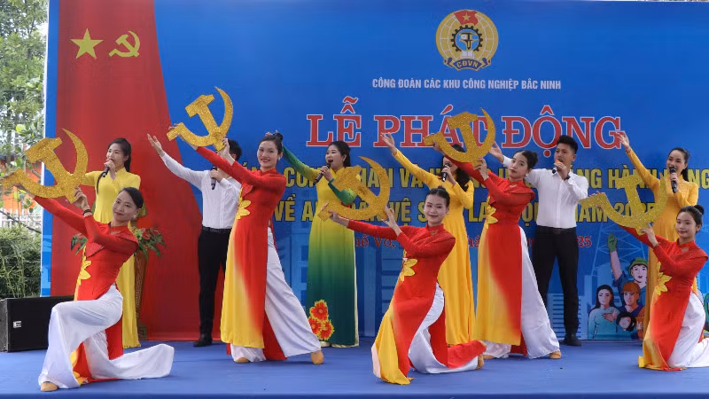 Văn nghệ chào mừng Tháng Công nhân của Công đoàn các Khu công nghiệp Bắc Ninh.