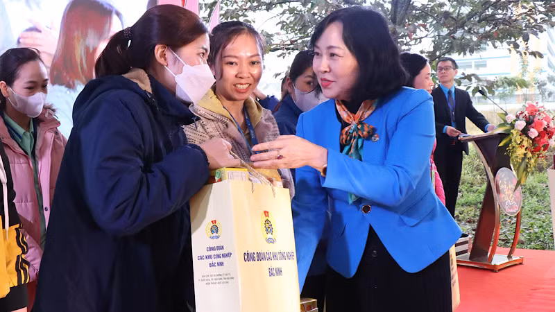Lãnh đạo Liên đoàn lao động tỉnh trao các phần quà tặng người lao động.