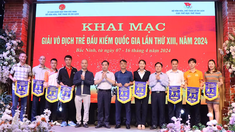 Ban tổ chức trao Cờ lưu niệm tặng các đội tham dự giải.