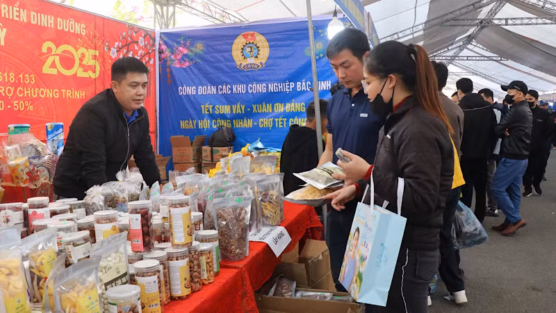 Các gian hàng mua sắm phúc lợi thu hút đông đảo công nhân, người lao động đến mua sắm.